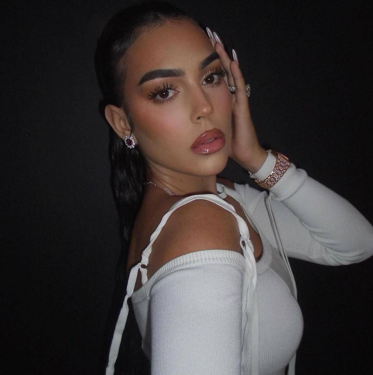 原创c罗晒海滩度假照只穿泳裤秀出浑身腱子肉老婆一身红色比基尼