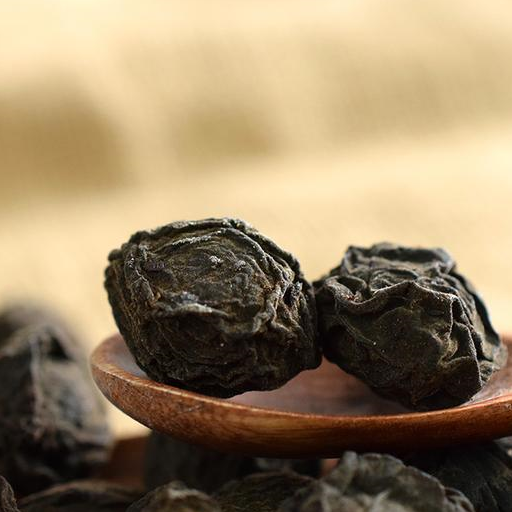 长期将桑葚泡水喝,还可以起到保护肝脏醒脑的功效.