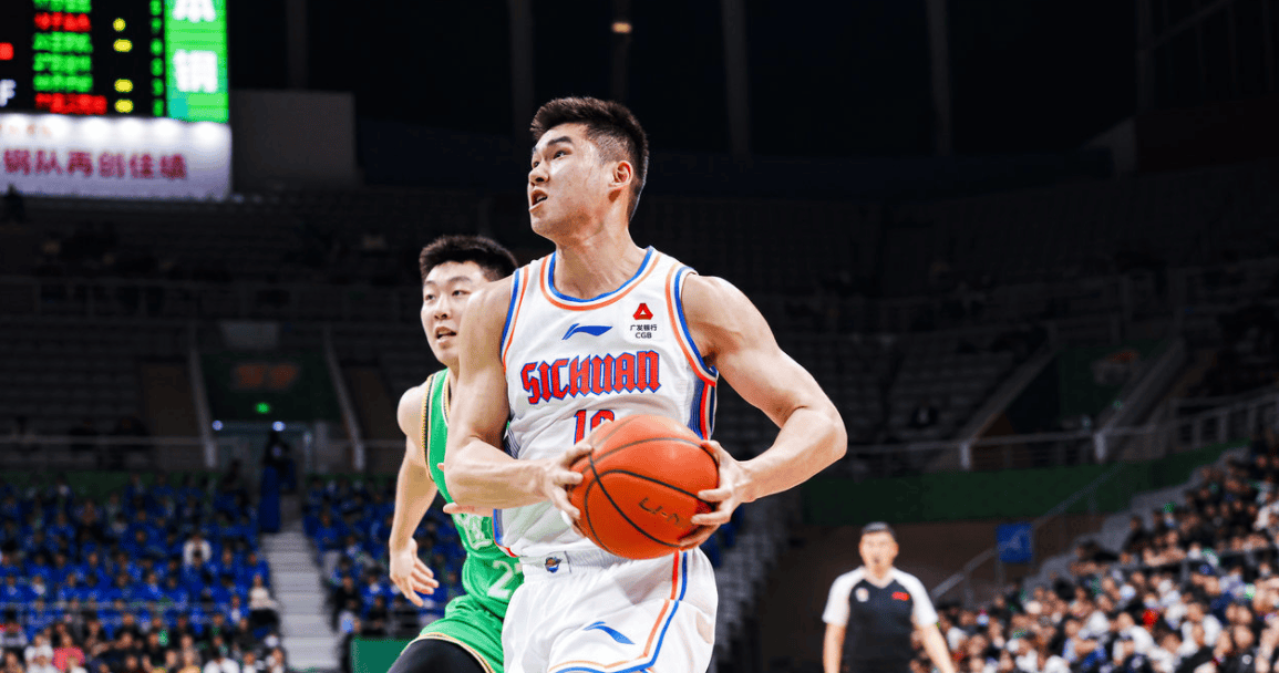 王薪凯为何被辽篮放倒粤媒讥讽他打完三篮再去四川来报仇了