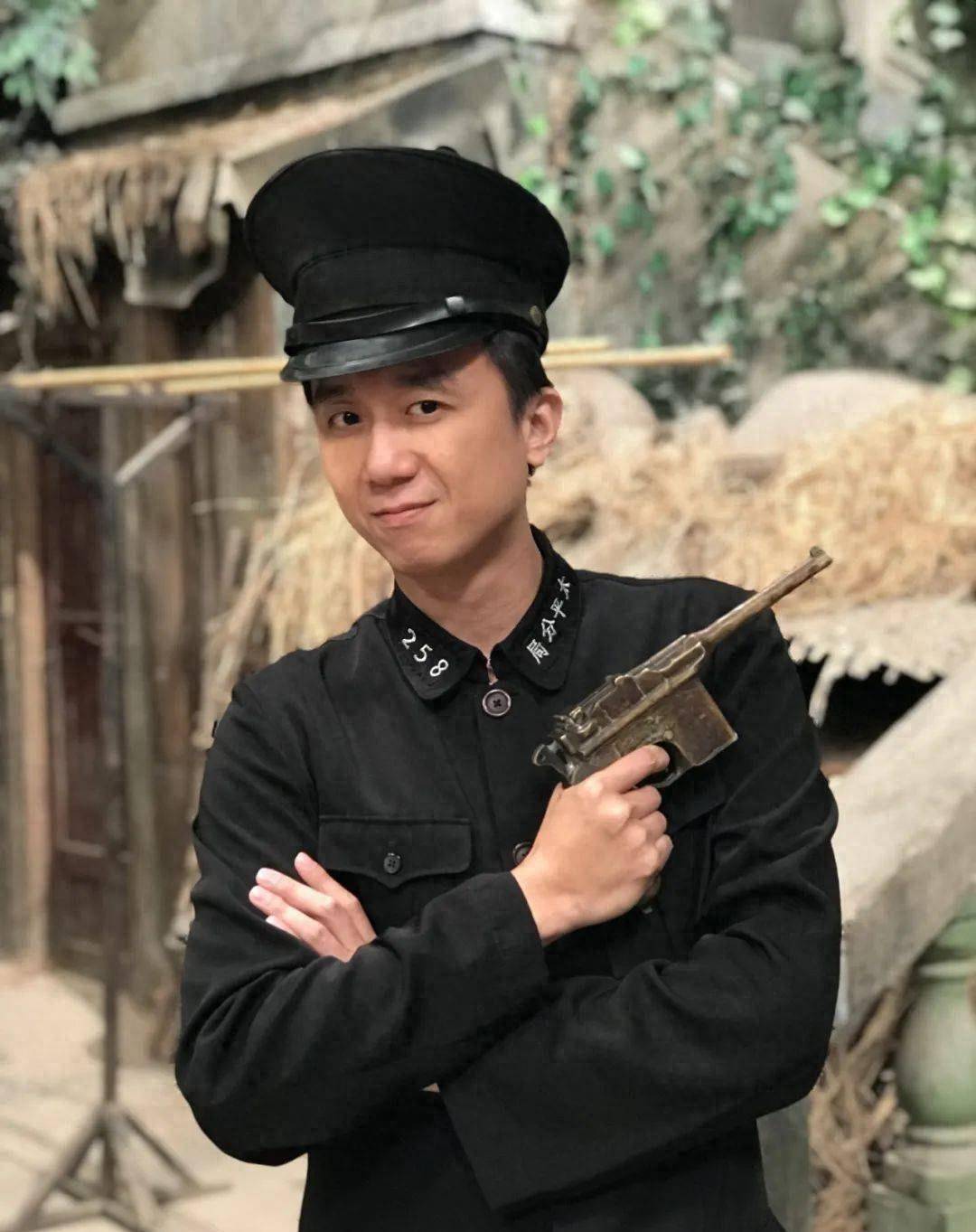 44岁的广州演员何志锋,与同学杨栩恩爱20年,两夫妻都是黄俊英弟子