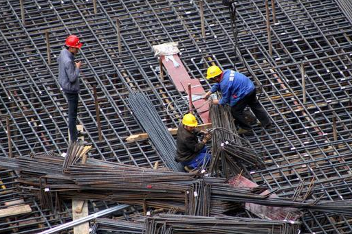 农民工考虑自己人生大事,所以就算工资再高也不愿意到建筑工地干活