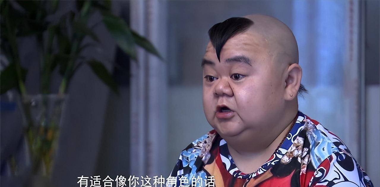 原创重庆1米2小男人娶1米65女演员买7套房开豪车却担心孩子长不高