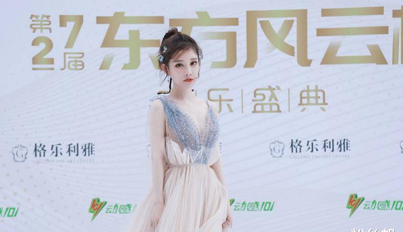 原创冯提莫荣获最佳新锐歌手白皮露背装抢眼真羡慕这身冷白皮