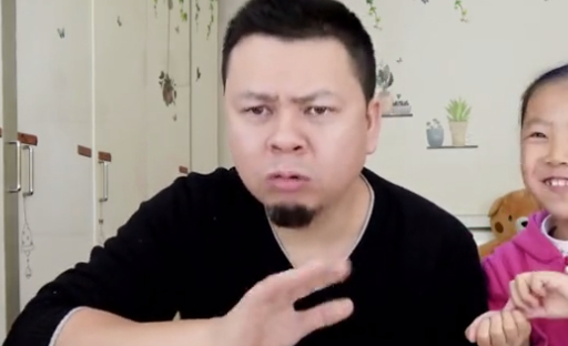 只见李大神把酱果,蓝莓,哈密瓜口味的糖果一起吃,细细的品尝后,觉得还