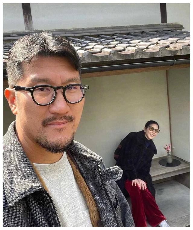 许茹芸庆祝韩国老公生日素颜50却似30岁夫妻同框像情侣