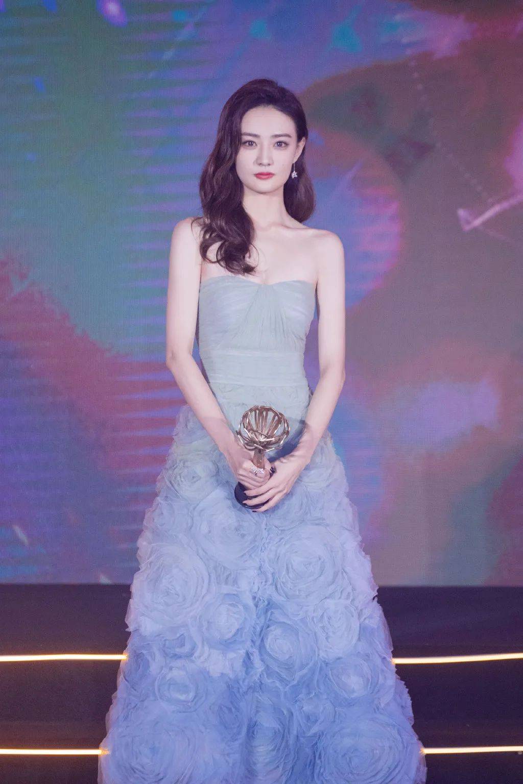 徐璐的身材究竟有多撩人?看到她蹲下那一刻,网友:太性感了吧!_小姐_生