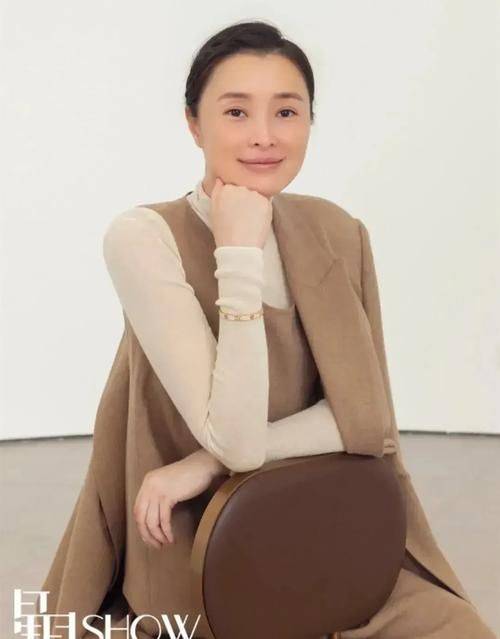 吴越51岁素颜照引热议真实老去岁月无损优雅气质