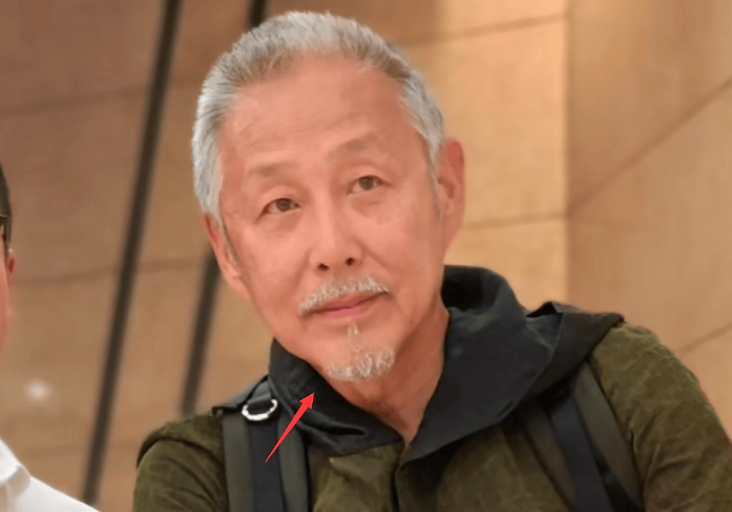 原创陈道明近照满头白发暴瘦健康惹担忧穿十年前旧衣服生活节俭