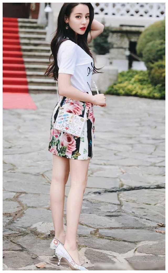 迪丽热巴走哪捂哪生活照曝光难处揭秘