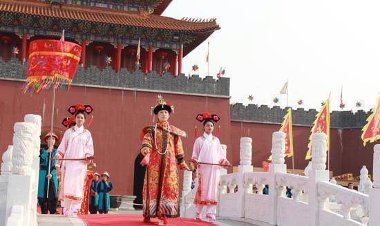 按清制规定,皇后的轿子要从"大清门"抬进来,依次通过天安门,午门直至