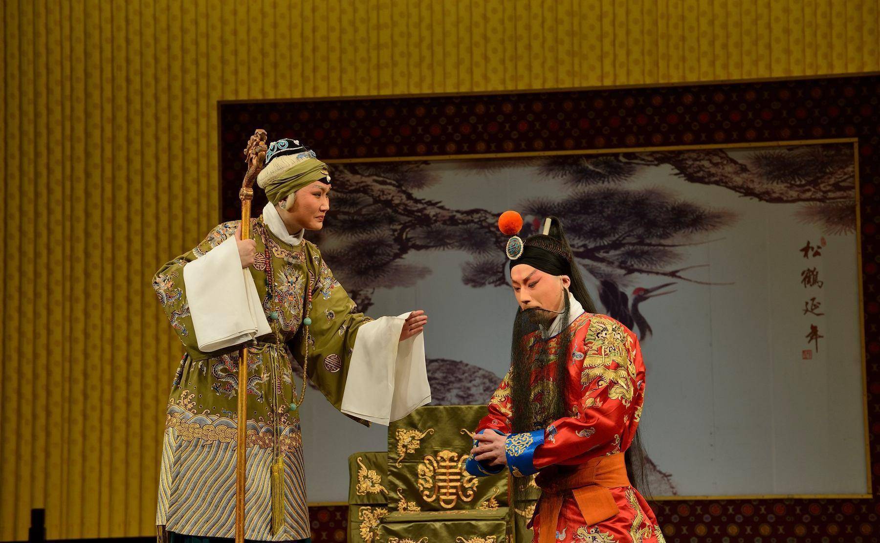 作家蒋勋在《新四郎探母》公演时赶过去看:"我赶去看,看到探母见娘一