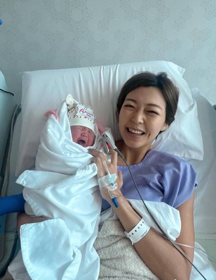 官宣得第二个女儿,分享小孩照片张开口像太太梁诺妍_beryl_家庭_妈妈