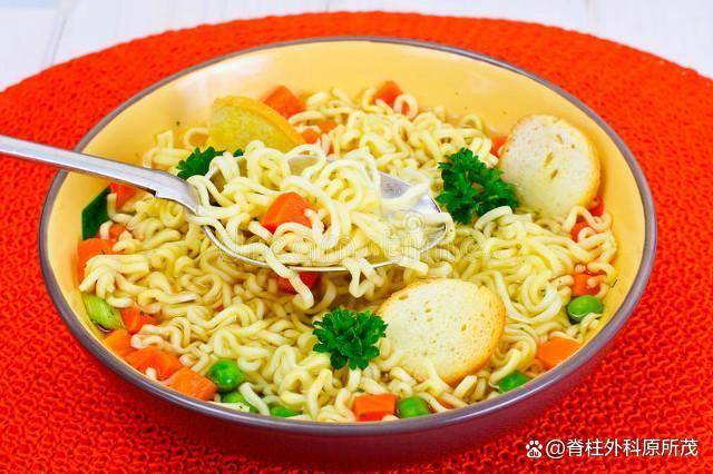 常吃方便面不健康需要肝脏解毒其实这2种食物可能更危险