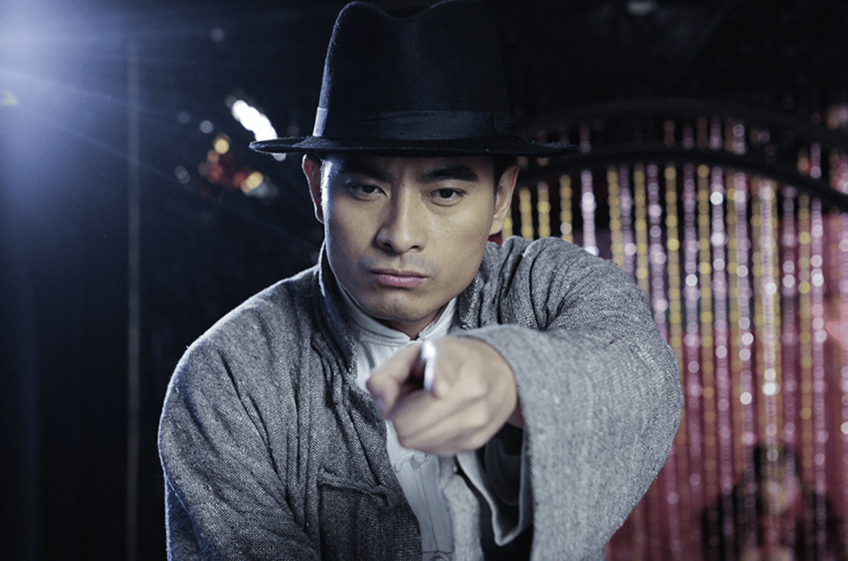 2015年,陈龙受邀和胡歌,刘涛,王凯等人合作,拍摄了热播剧《琅琊榜》.