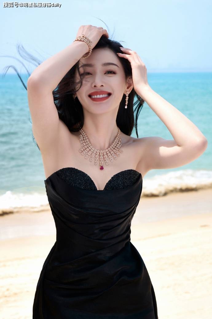 原创张天爱美照释出黑色抹胸裙配高级珠宝人间水蜜桃让人心动