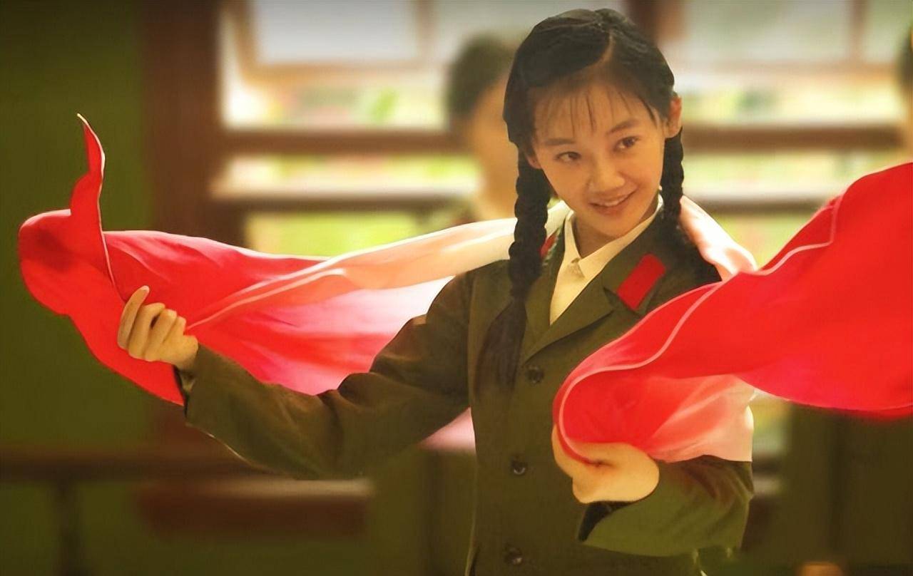 成了"冯女郎"的她还被邀请到导演家里和冯小刚,徐帆夫妇一起包饺子.