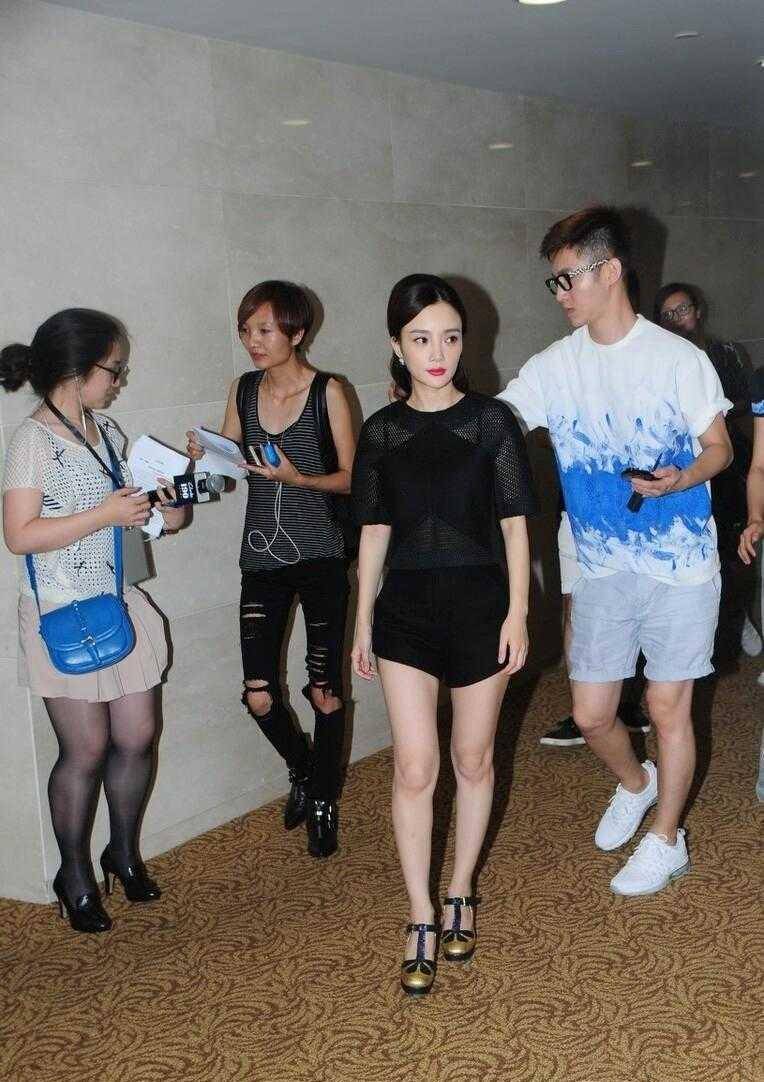 原创李小璐换发型翻车了一身黑色搭配显老10岁豆腐腿抢镜了