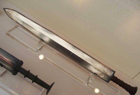 兵马俑坑出土一秦剑一剑划破12层纸考古家改写科学