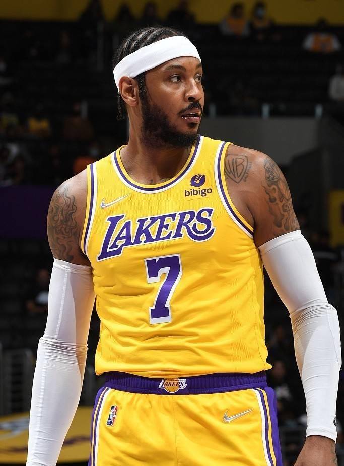 nba安东尼的前妻太过分了穿着透明的裤子出门新男友刚买了一瓶香水