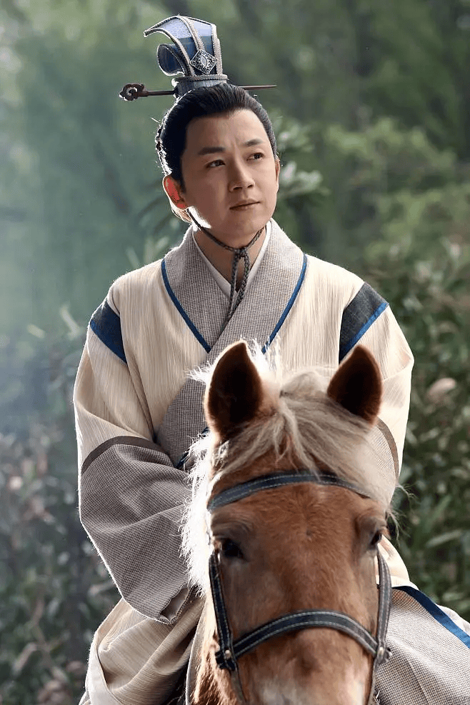 无奈在封建家长的压迫下,最终以悲剧收尾.