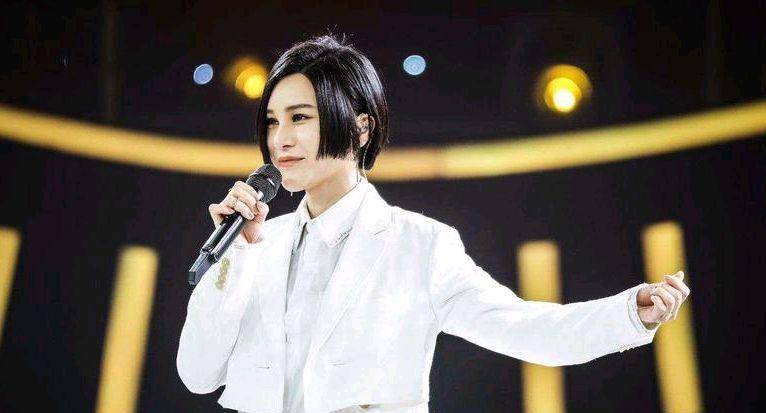 苗苗,赵奕欢和范湉湉五人带来,刘忻是通过芒果台选秀节目出道的歌手