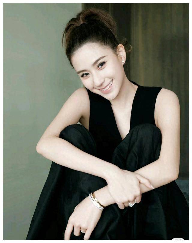 何超莲亲晒最新照片引粉丝热议崭露时尚品味真模样