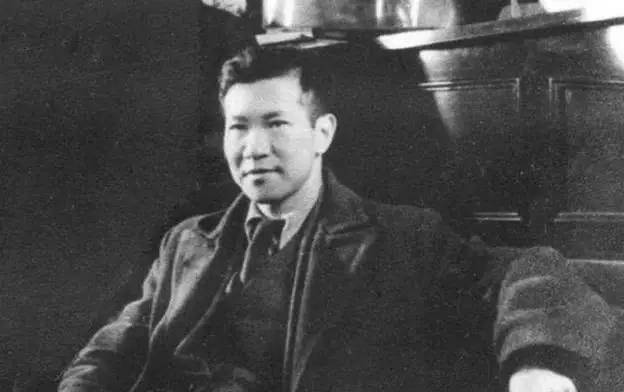 有一个与他密切相关的人不得不提,那就是他的妻子钱云玲