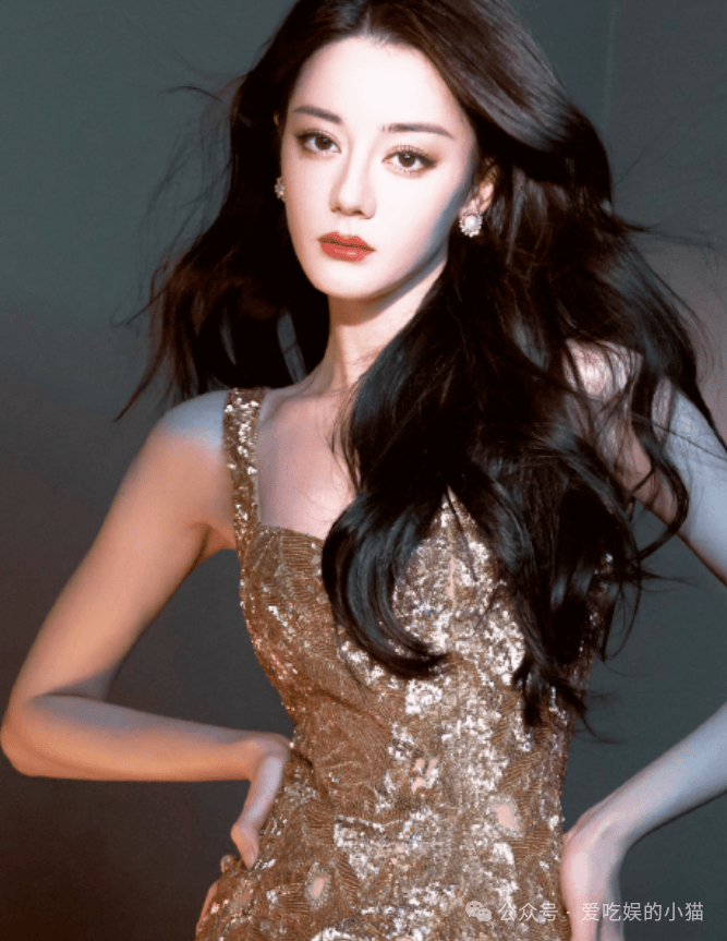 迪丽热巴穿鎏金裙出席活动魔鬼身材挺出36d网友这是不花钱就能看的吗