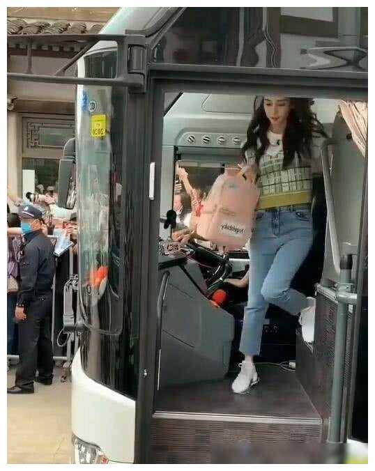 《跑男下车,包包随行,惊喜baby登场,你猜猜是谁?》