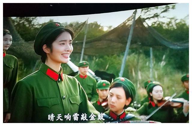 可以说是通过电影一炮而红,作为钟楚曦,杨采钰电影里推到了银幕前