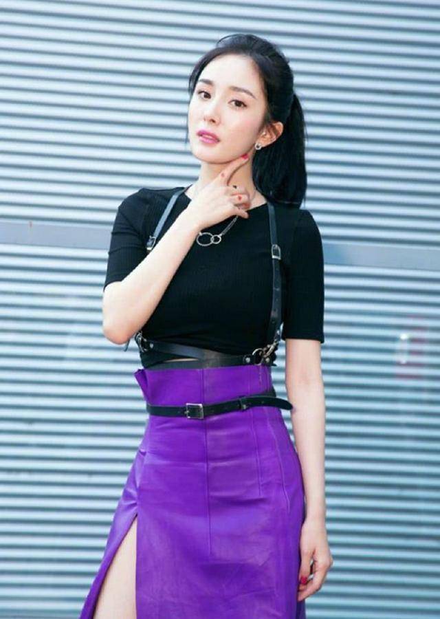 原创17岁杨幂与49岁成龙亲密合影整容传闻引热议容颜变迁真相如何