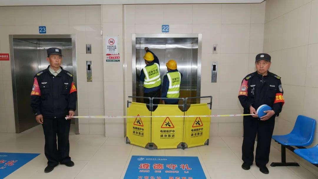 两名具备电梯操作资质人员到达现场后,成功将被困人员解救.