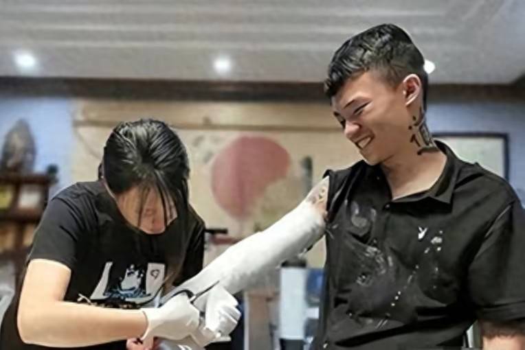 原创14岁纹面男孩被赶出家门露宿街头还好遇见了救赎2020年回家