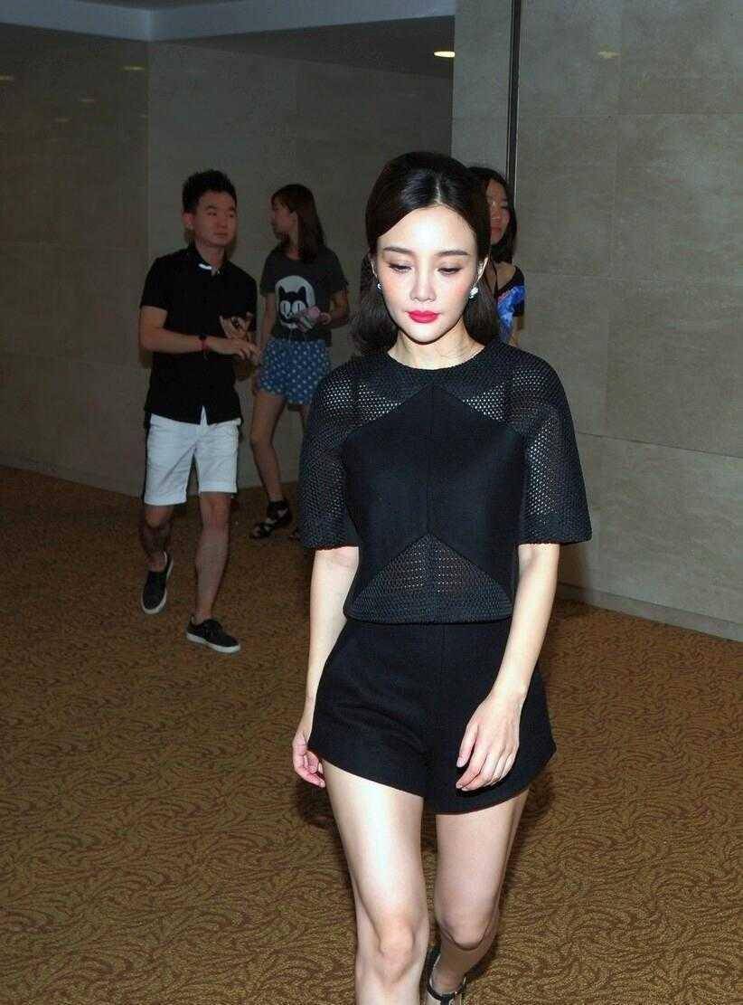 原创李小璐换发型翻车了一身黑色搭配显老10岁豆腐腿抢镜了