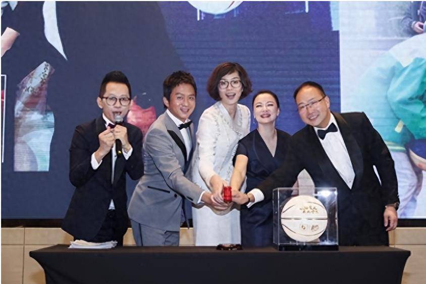 姚明妻子近况43岁充满知性美与母亲罕见同框14岁女儿发福了