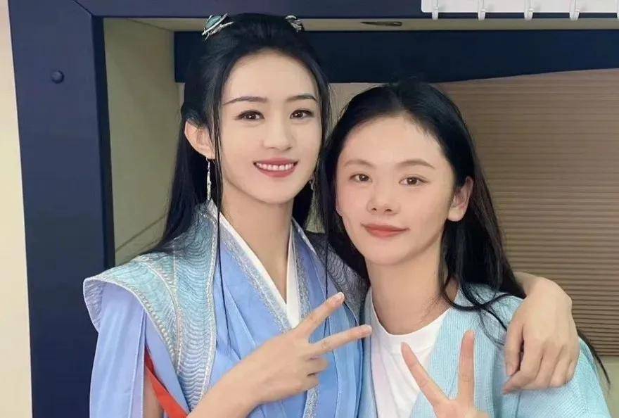 赵丽颖和替身合照曝光五官气质像复制粘贴神似杨超越