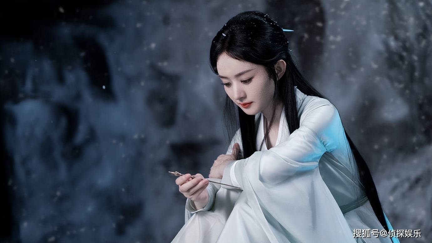 36岁赵丽颖最新活动照穿抹胸镂空裙美成女王不菲首饰超抢镜