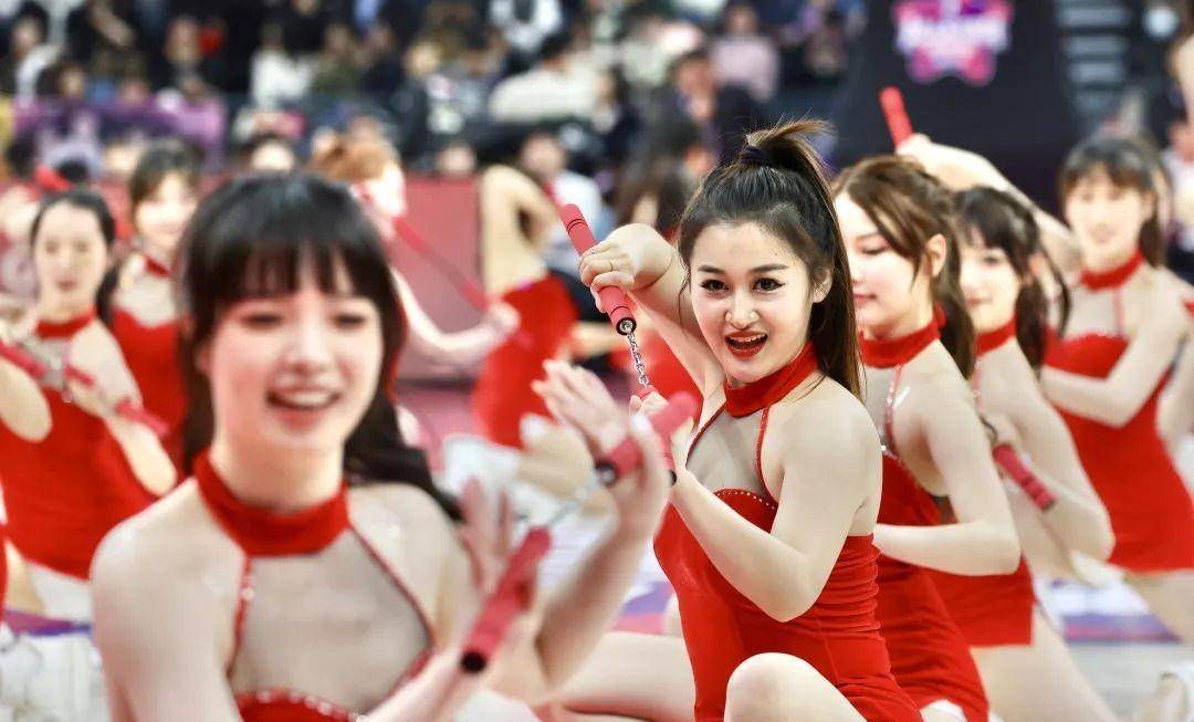 当晚,百人啦啦队开场舞掀起一阵小高潮,她们中近一半的成员来自浙江蕞
