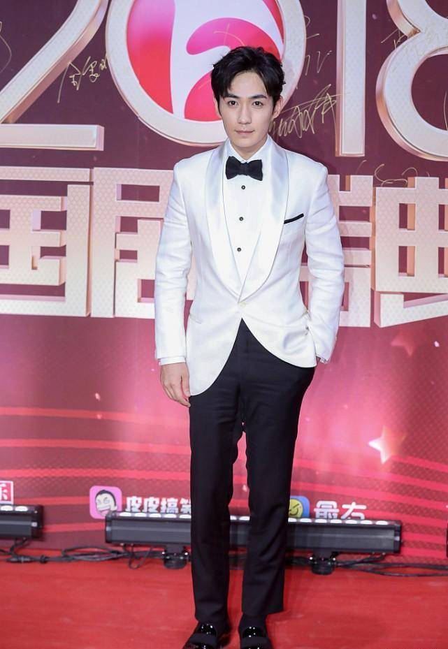 朱一龙的气质真好西装也能穿出休闲感和蜡像相比还是本人更帅