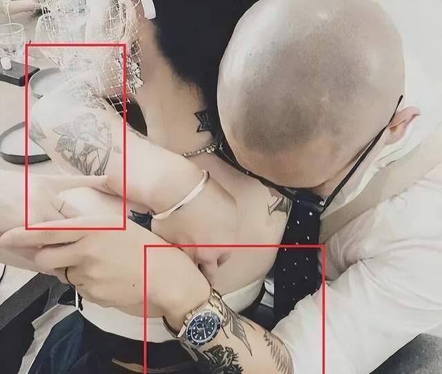 一边纹身一边聊天,阿崩大师主动提及顾俊业身上的纹身也是他的作品.