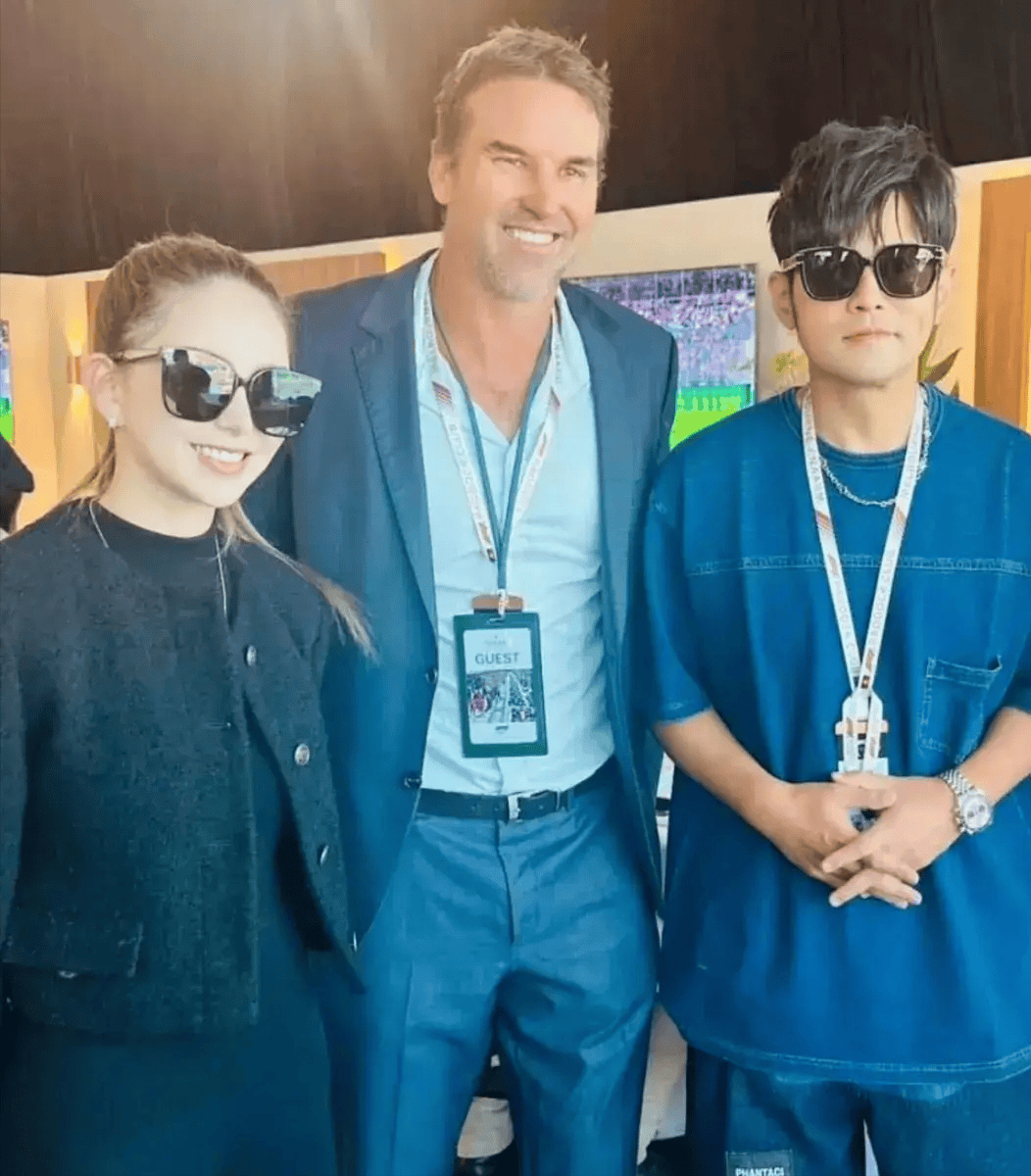 原创昆凌夫妇参加活动周杰伦没胡子又瘦又帅两人穿的不是一个季节