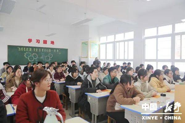 新野县政府县长李文鹏到县第三高级中学讲授思政课