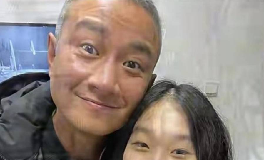 原创39岁文章近照曝光与酷似姚笛的新女友出门如今落魄到无戏拍