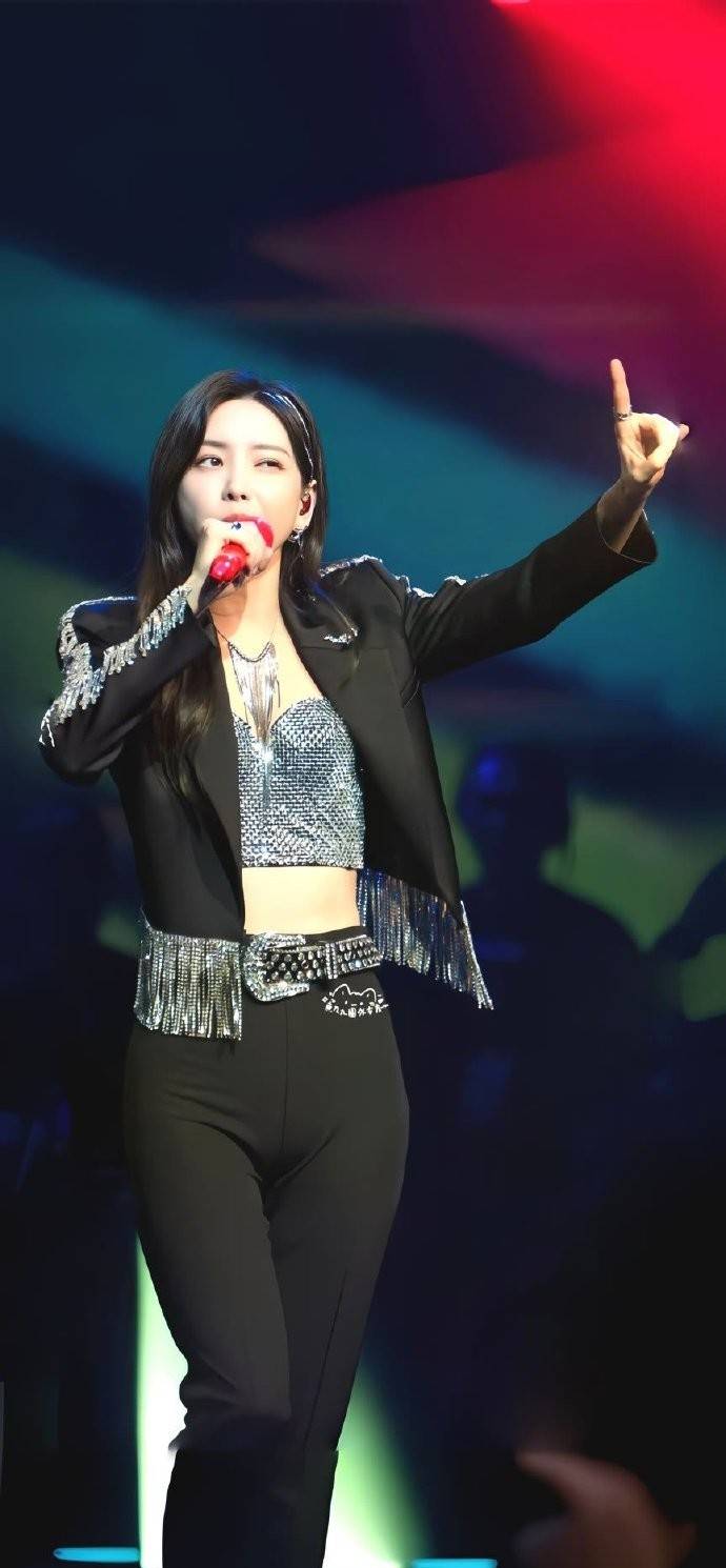 演唱会紧身裤抢眼穿裙子也这么抢眼于文文找到流量密码了