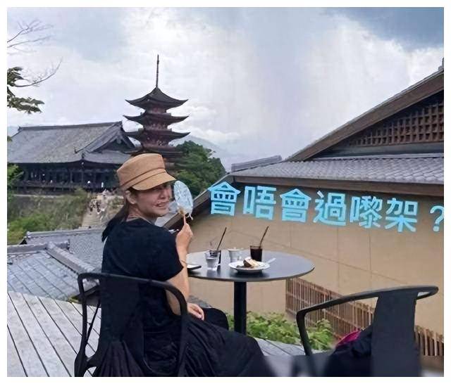 郑伊健夫妇低调访日帅气依旧蒙嘉慧50岁身材赞叹引发热议