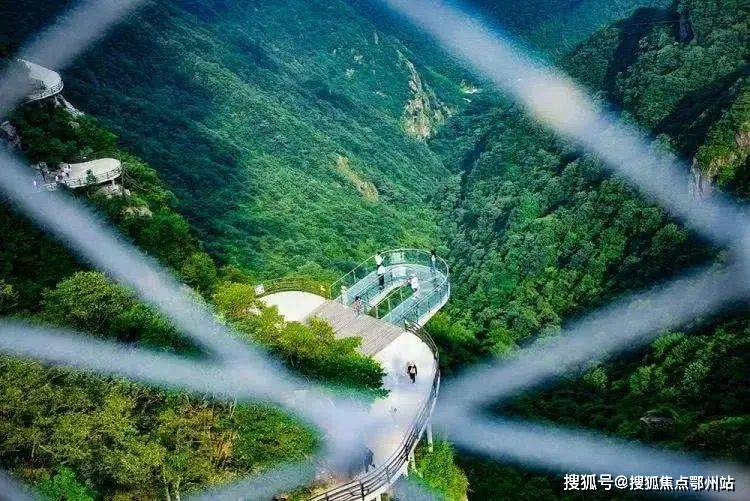 璃 栈 道在1000多米海拔的悬崖峭壁之上依攀山崖蜿蜒100米的玻璃栈道