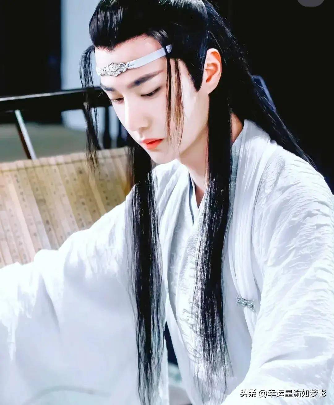 王一博的古装造型清冷的蓝忘机一角很经典啊!