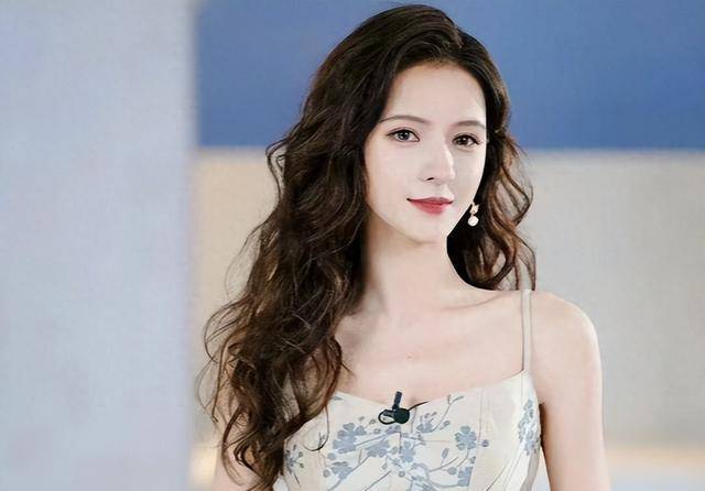 浪姐开整张予曦短裙上阵蔡文静晒出细腰她赢得毫不费力