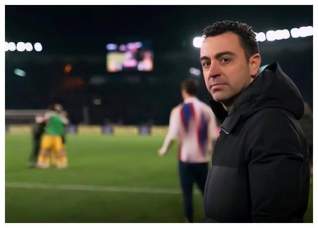 巴萨名宿散是满天星撑起教练席的半边天