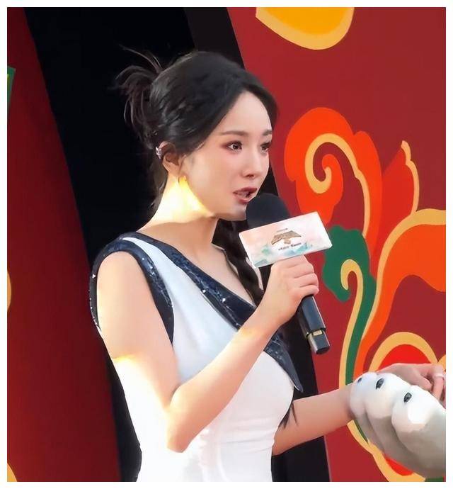 40岁蒋欣和37岁杨幂同框谁美有人颜值昙花一现有人越来越年轻